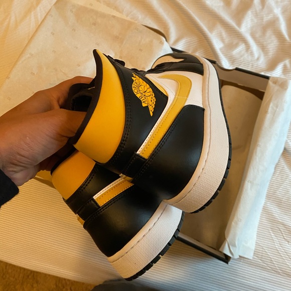 Air Jordan 1 - Picture 4 of 7